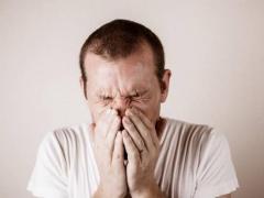 ماذا يحدث إذا فتحت عينيك أثناء العطس؟