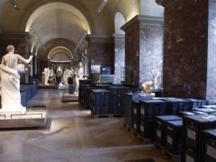 اللوفر يعيد فتح أبوابه بعد 