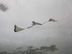 إصابة طفلين ووالدهما جراء انهيار أجزاء من سقف منزلهم في خانيونس