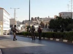 الاحتلال يعتقل شاب  شاب ويسلم بلاغ لأخر خلال اقتحامه مخيم دهيشة