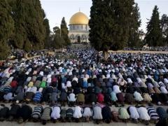 آلآلاف يتوافدون للأقصى لأداء صلاة الجمعة الثانية من رمضان