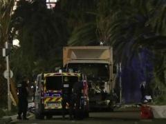 (بالصور) مُحدّث: 84 قتيلا و100 جريح في حادث دهس بمدينة فرنسية