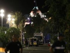 (بالصور) مُحدّث: 84 قتيلا و100 جريح في حادث دهس بمدينة فرنسية