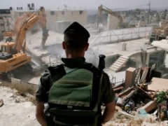 الاحتلال يهدم منزلي الشهيدين أبو حبسة وعساف في مخيم قلنديا