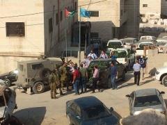 يطا: الشرطة والمواطنون يطردون جيبا لجيش الاحتلال بعد مطاردته مركبات الشرطة