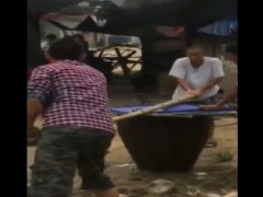 صينيون يسلقون كلبا حيا أمام الكاميرا