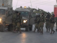 الاحتلال يعتقل شاب بدعوى  حيازته سكينا على حاجز قلنديا