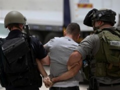 الاحتلال يعتقل شابا من بلدة الخضر ويستدعي آخر