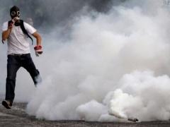 الإسعافاتُ الأوليةُ للإصابةِ بالغازِ المسيل للدموعِ