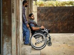 مبدعاً على كرسيه المتحرك !