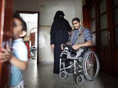 مبدعاً على كرسيه المتحرك !