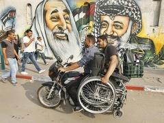 مبدعاً على كرسيه المتحرك !