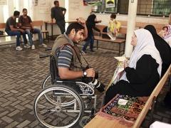 مبدعاً على كرسيه المتحرك !