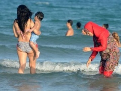 القضاء الفرنسي يعلق قرار منع البوركيني