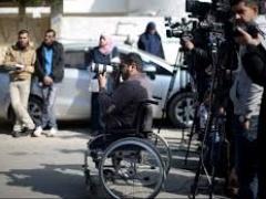 مبدعاً على كرسيه المتحرك !