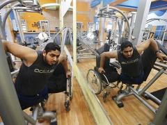 مبدعاً على كرسيه المتحرك !