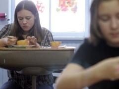 بالفيديو - ظبي يقتل ثعباناً ضخماً وهو داخل معدته