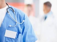 صورة| طبيب يستخرج العجائب من بطن سجين!