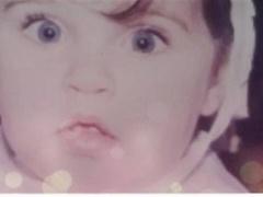 هل تعلم إلى أيّ نجمة يعود هذا الوجه الطفولي الجميل؟!