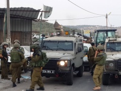 الاحتلال يقتحم منزلي شهيدين في سعير ويستولي على وثائق ومحتويات خاصة