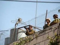 الاحتلال يعتقل شابين ويستولي على منزل ويحوله إلى نقطة عسكرية جنوب جنين