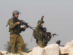 الاحتلال يعتقل شابين ويستولي على منزل ويحوله إلى نقطة عسكرية جنوب جنين