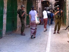 الخليل: الاحتلال يجدّد الأمر العسكري بإغلاق منزل ويهدد قاطنيه بالاعتقال