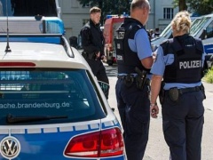 العثور على رضيعة في كرتونة أمام مسجد بيطا في الخليل