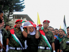 الاف يشيعون جثمان الشهيد حمدونة