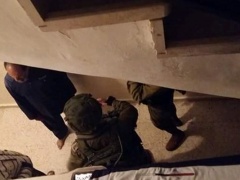 قوات الاحتلال تفتش عدة منازل في الزاوية غرب سلفيت