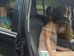 زوجان تعرضا للإغماء في سيارتهما بعد حقنة هيروين امام اطفالهما