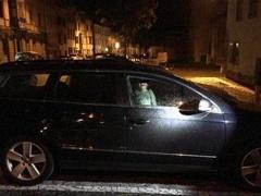 طفل محبوس في سيارة ليلاً والأم تحتفل