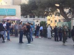 مواطنون يهاجمون مستشفى بيت جالا الحكومي، احتجاجا على وفاة مواطن