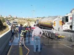 الدفاع المدني يزيل وقودا مسالا بسبب حادث سير على شارع 60