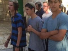 عشرات المستوطنين يقتحمون باحات المسجد الأقصى