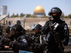 قوات الاحتلال تبعد المزيد من المقدسيين عن المسجد الأقصى