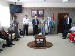 حميد يوزع مساعدات للمتضررين من الاحتلال ومستوطنيه