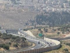 شرطة الاحتلال تغلق محلات تجارية لتشغيلها عمالا فلسطينيين في رهط