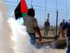 إصابة طفل بعيار مطاطي بالرأس والعشرات باختناق خلال قمع مسيرة نعلين