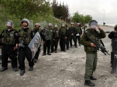 الاحتلال يقتحم بيت امر ويسلم اسيرين محررين بلاغات