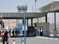 فيديو - اصابة فتاة على حاجز قلنديا بدعوى محاولة الطعن