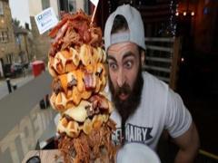 شاهد- يتناول 20 ألف سعرة حرارية في الوجبة الواحدة لكن صحته جيدة