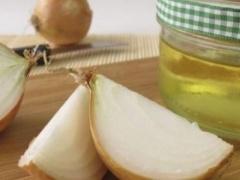 هل ماء البصل وزيت الزيتون يعالجان التهاب الأذن؟