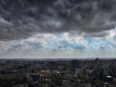 حالة الطقس: درجات الحرارة أقل من معدلها العام بقليل والفرصة ضعيفة لسقوط أمطار