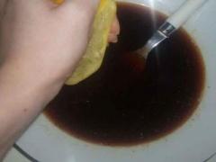 هذا ما يحدث عند تناول كوب من القهوة مع بضع قطرات من الليمون