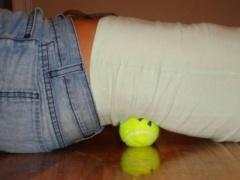 تخلصوا من آلام الظهر والرقبة والركب بثوانٍ قليلة باستخدام كرة التنس!