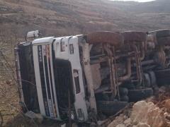 إصابة مواطنين بانقلاب شاحنة طاردتها شرطة الاحتلال شمال الخليل