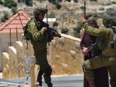 الاحتلال يعتقل 4 مواطنين بدعوى حيازتهم أسلحة في الخليل
