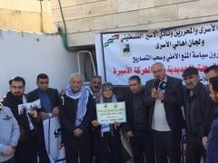 وقفة احتجاجية في الخليل ضد منع ذوي الأسرى من زيارة ابنائهم