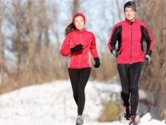 المشي في الهواء الطلق يحارب اكتئاب الشتاء